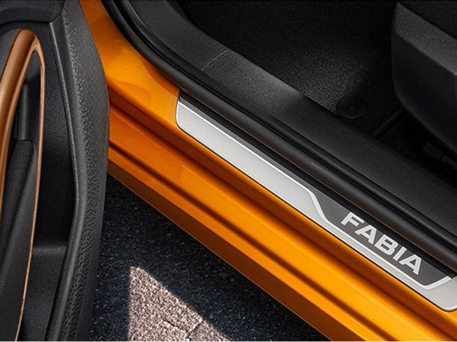 Ochronne folie progowe 3D z napisem Fabia